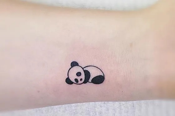 Tatouage minimaliste panda animal