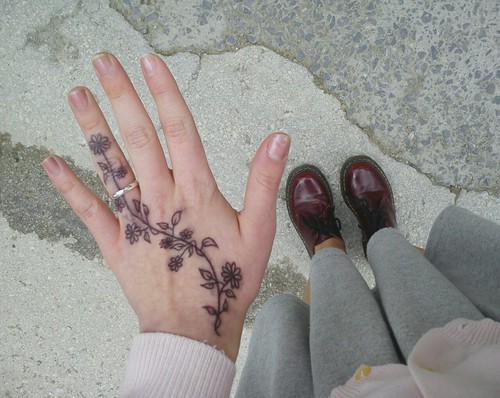 Tatouage sur la main fleur