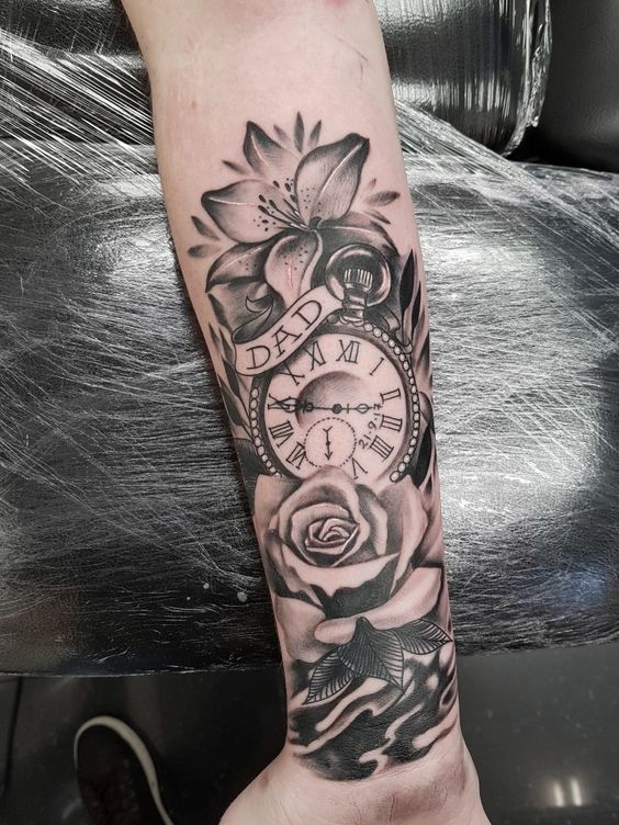tatouage avant bras femme horloge