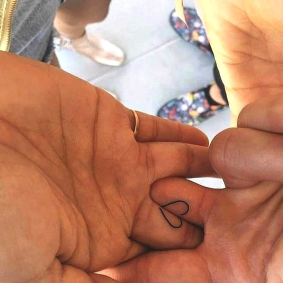 tatouage couple coeur sur les doigts