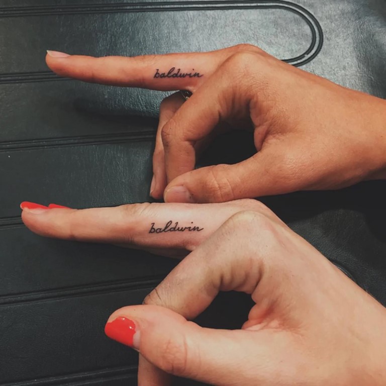 tatouage entre les doigts