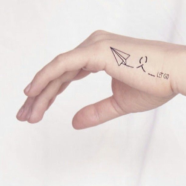 tatouage main avion en papier