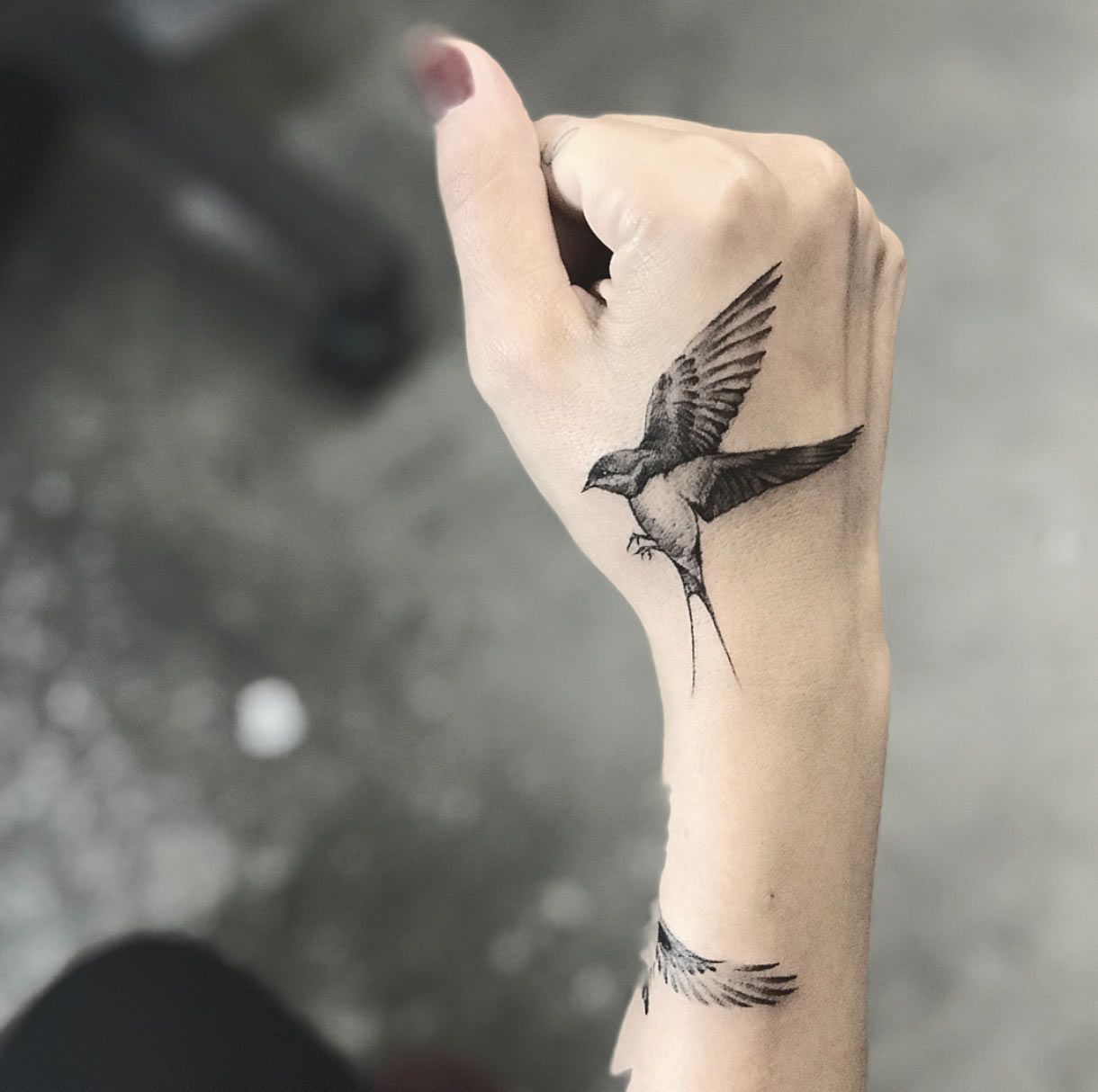 tatouage main oiseau
