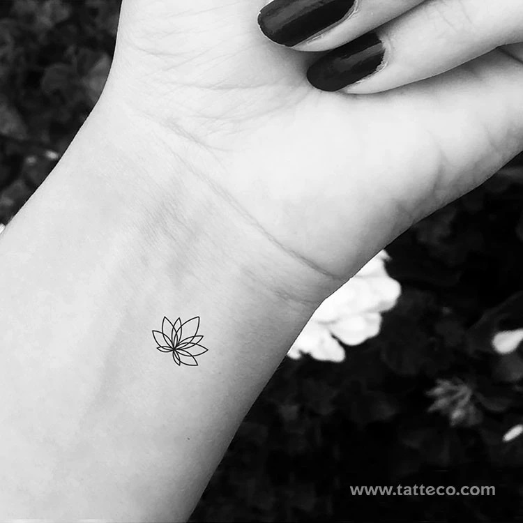 tatouage minimaliste fleur de lotus