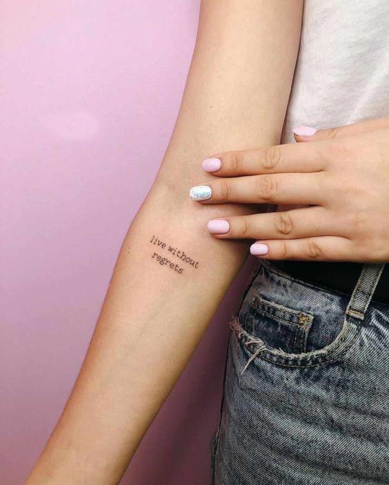 tatouage minimaliste mantra