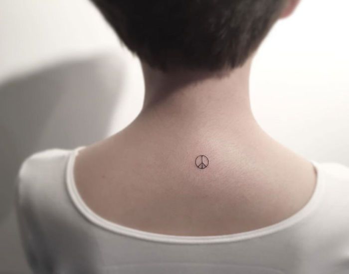 tatouage minimaliste symbole peace and love