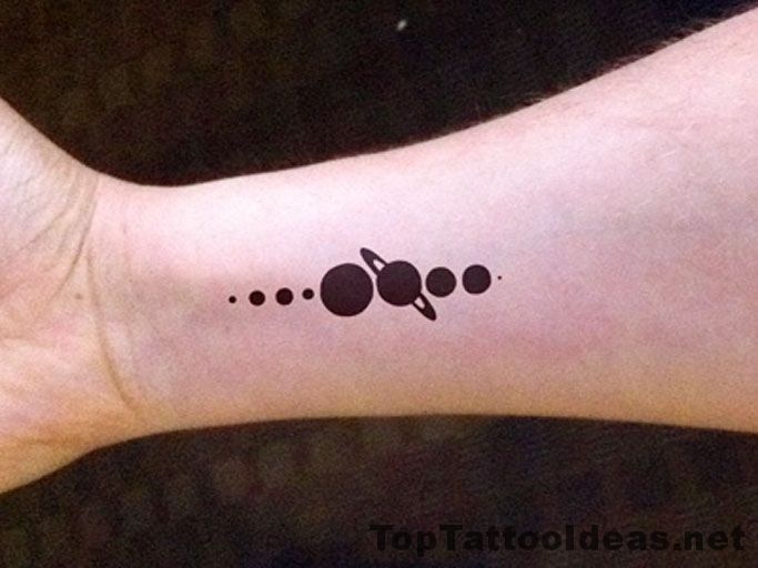 tatouage minimaliste système solaire