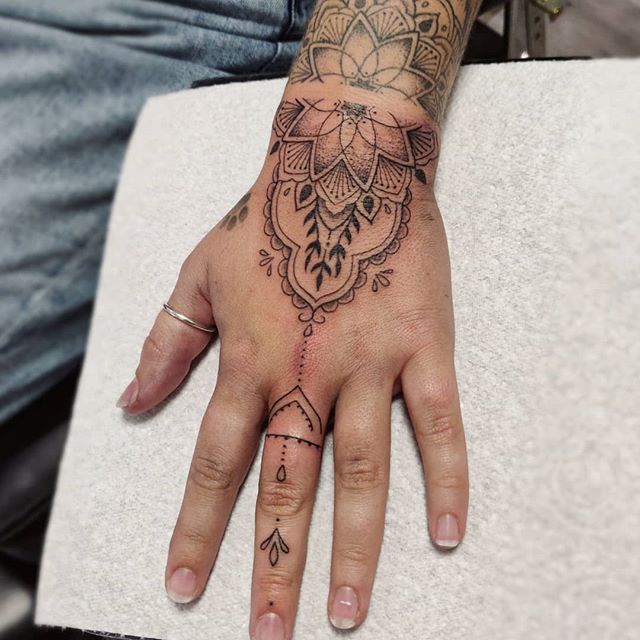tatouage parure de main