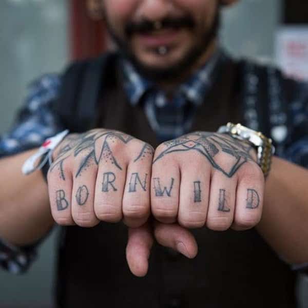 tatto texte sur les doigts