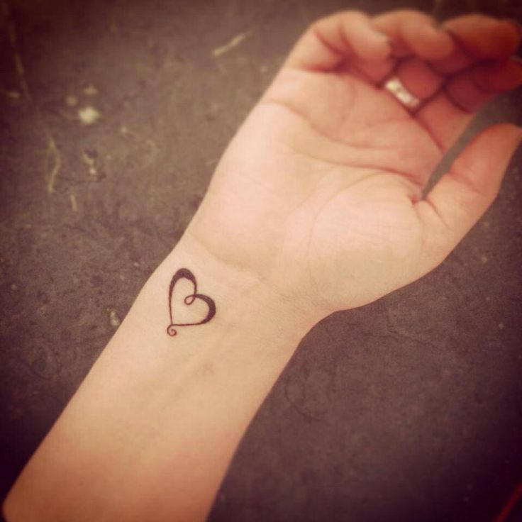 tattoo d'un coeur sur la main