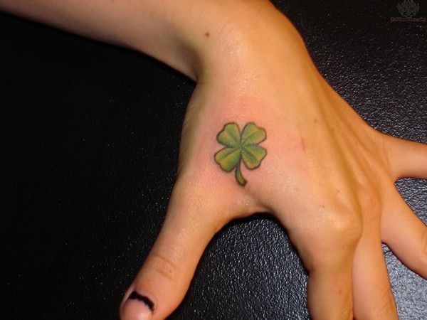 trèfle à quatre feuilles tattoo sur la main
