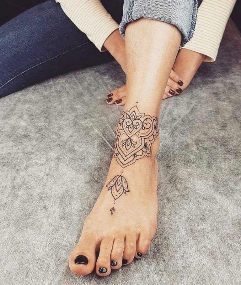 tatouage cheville femme mandala
