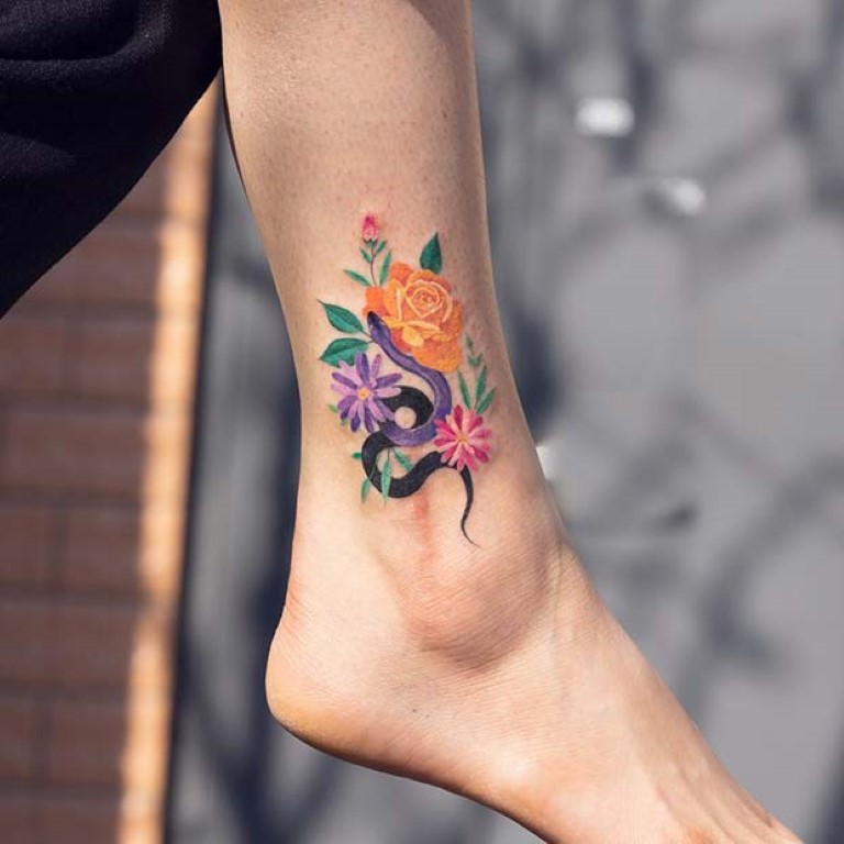 tatouage cheville fleurs en couleurs