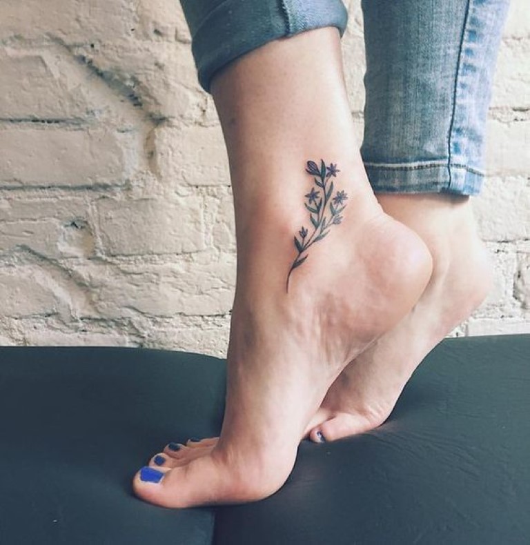tatouage cheville fleurs