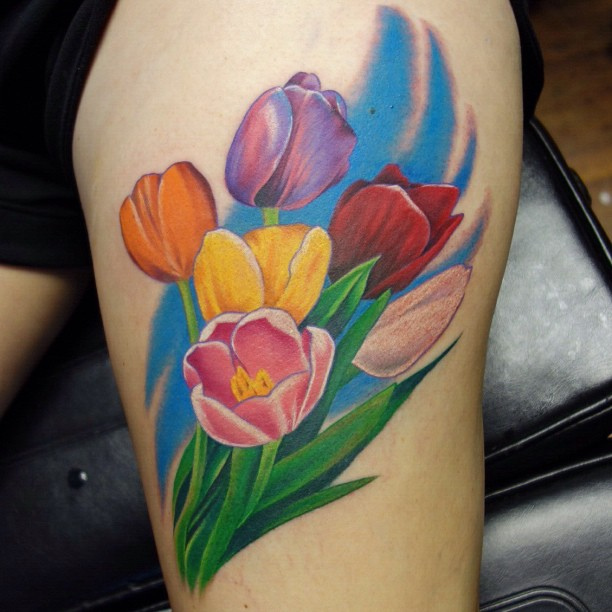 tatouage coloré bouquet de tulipes