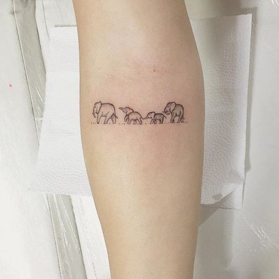 tatouage éléphants qui représente une famille
