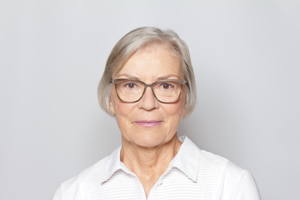 Femme 70 ans à lunettes avec coupe courte
