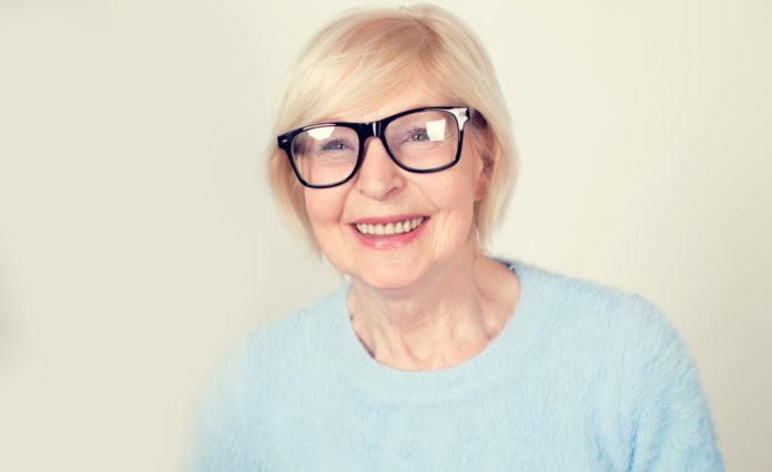Choix de coupe de cheveux pour femme 70 ans avec lunettes