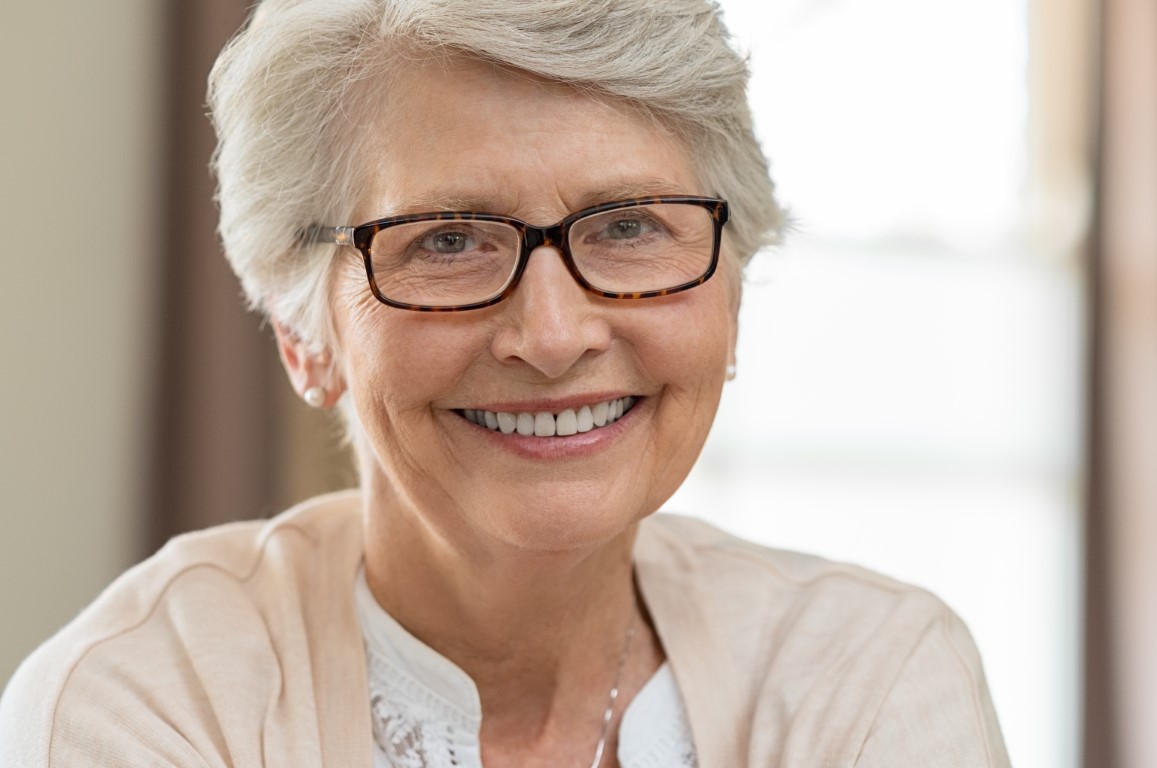 Femme de 70 ans avec lunettes rectangulaires