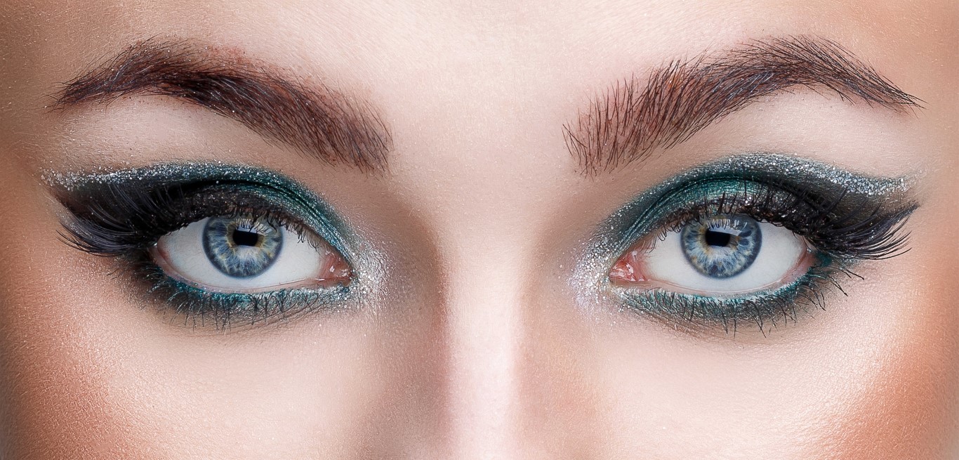 Maquillage de soirée pour yeux bleus