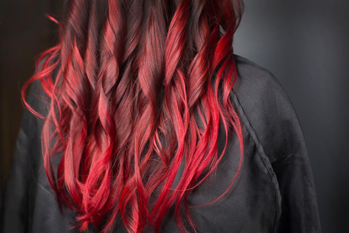 Cheveux longs rouges de dos
