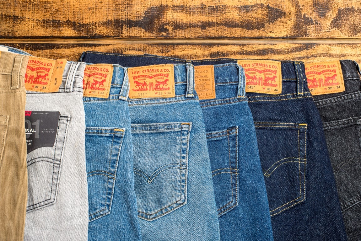 Différentes coupes et couleurs de jeans Levi's