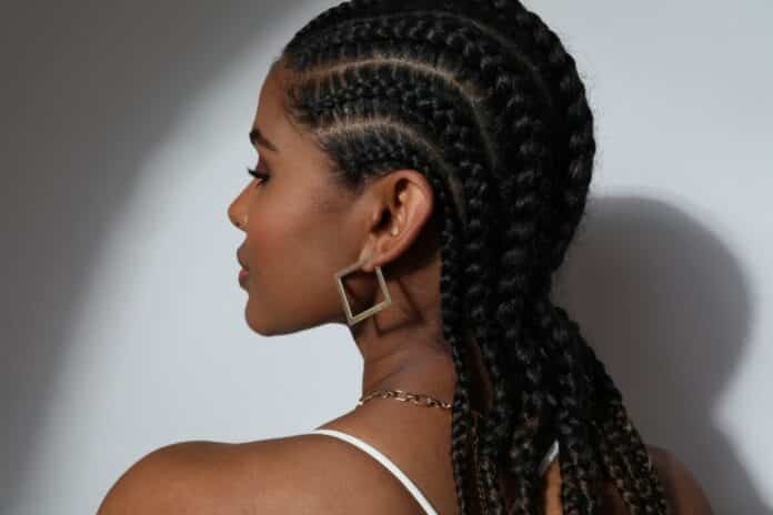 Femme africaine aux cheveux crépus portant des tresses collées