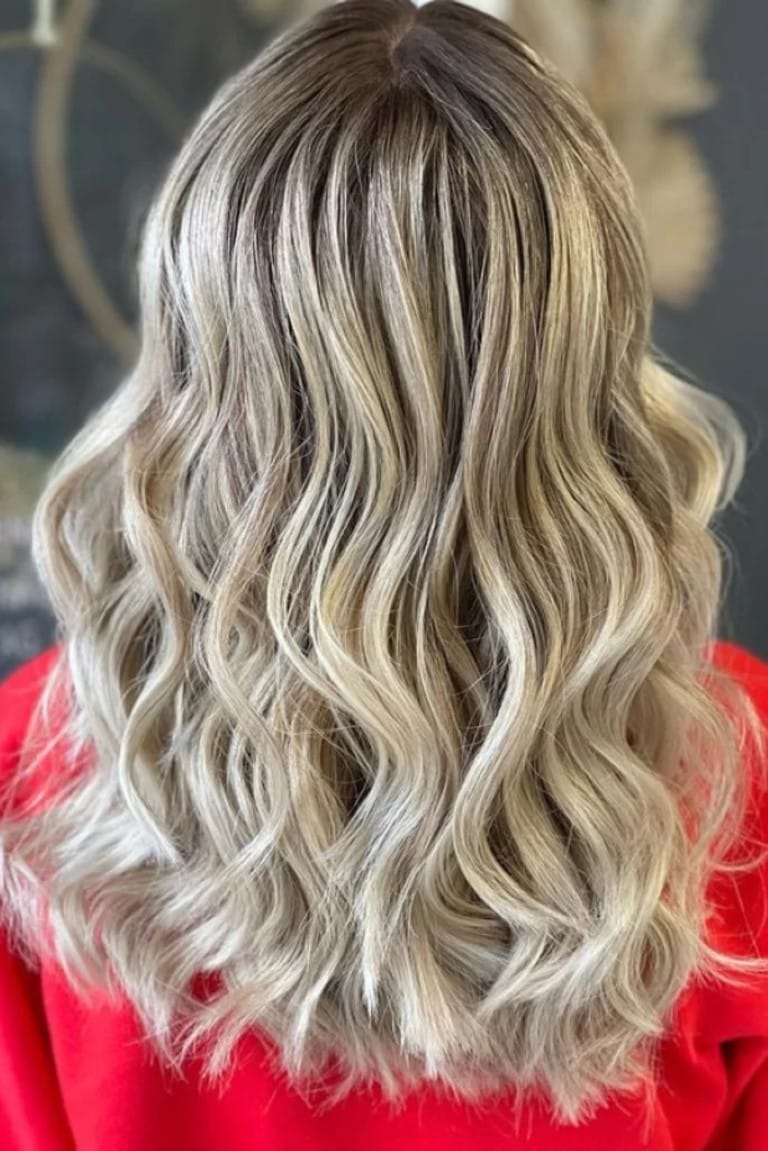Un balayage blond cendré sur cheveux gris