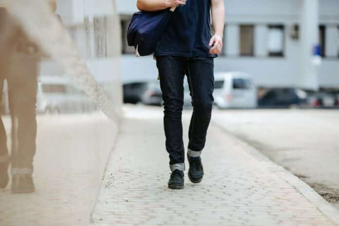 Homme portant un jean selvedge