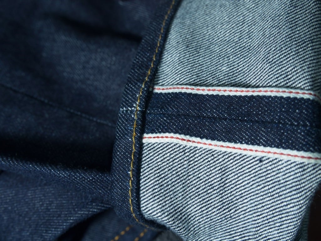 Le liseré rouge emblématique du jean selvedge