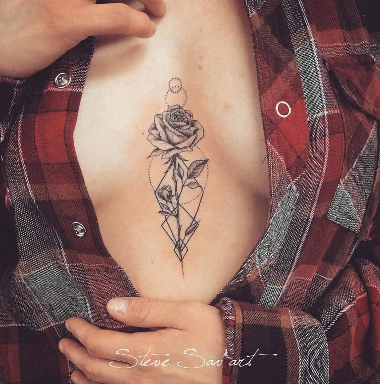 Une rose comme tatouage décolleté