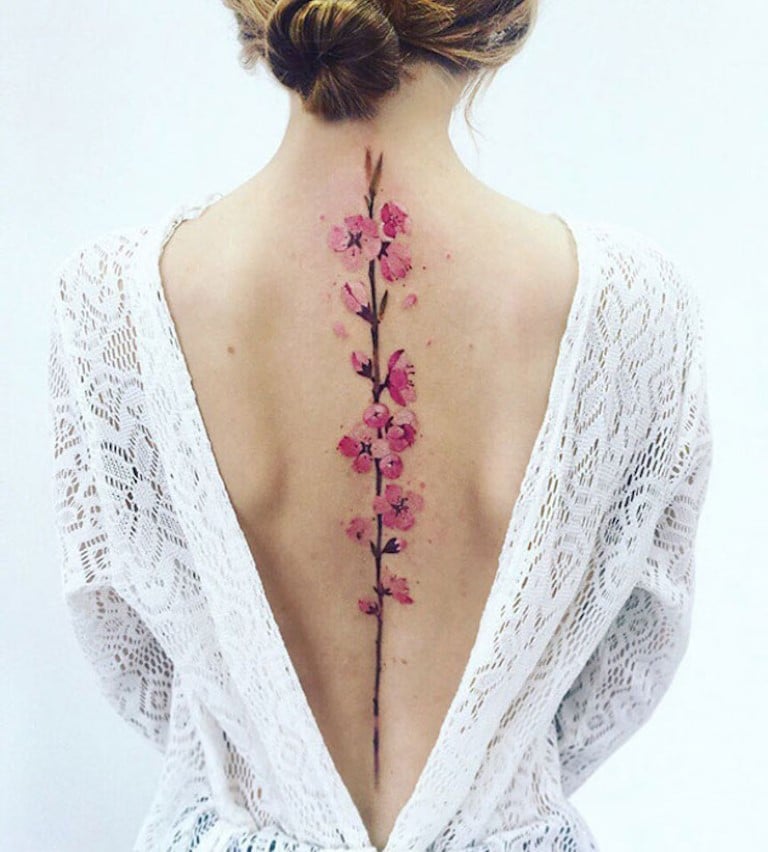Se tatouer une branche de cerisier sur la colonne vertébrale
