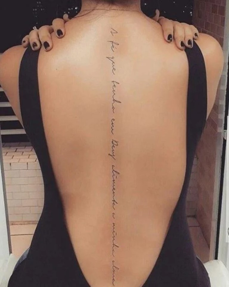 La phrase sur la colonne vertébrale est un tatouage raffiné et très fin