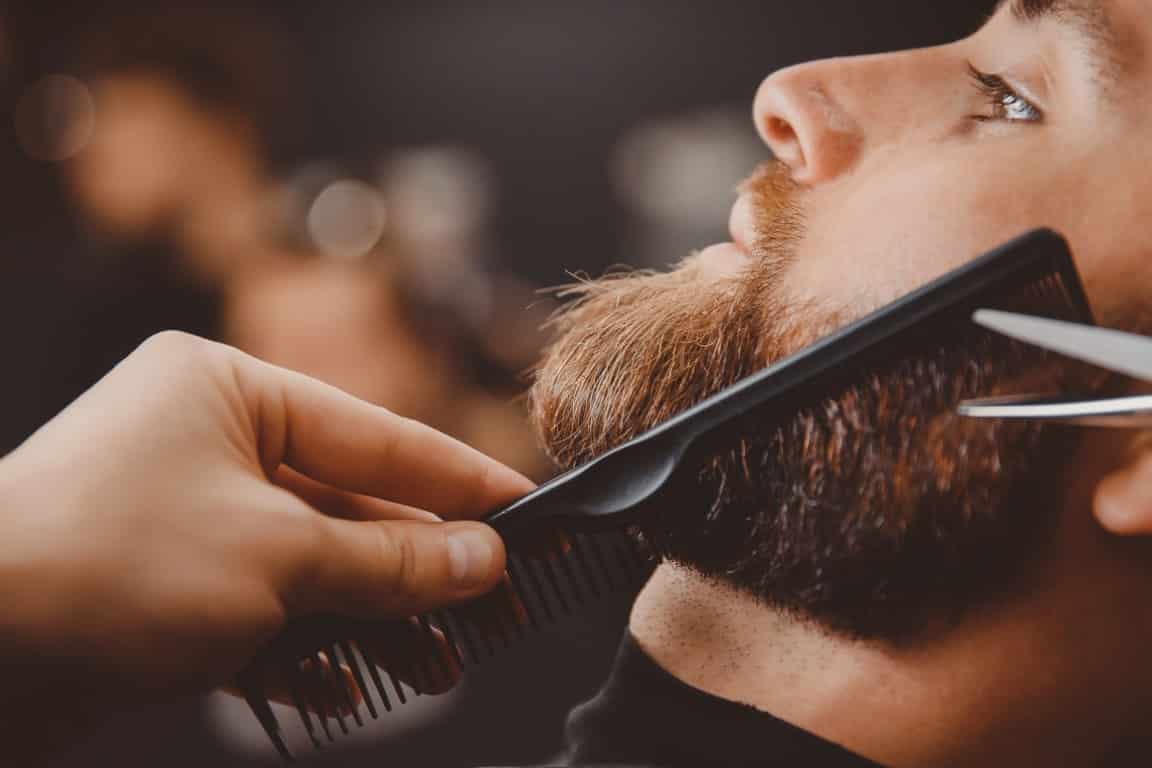 La réalisation d'une barbe dégradée chez un barbier