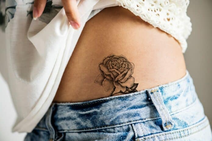 Réaliser un tatouage sur la hanche discret