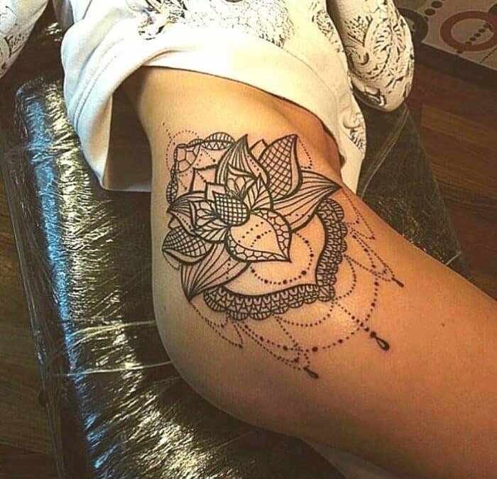 La fleur de lotus tatouée sur la hanche d'une femme