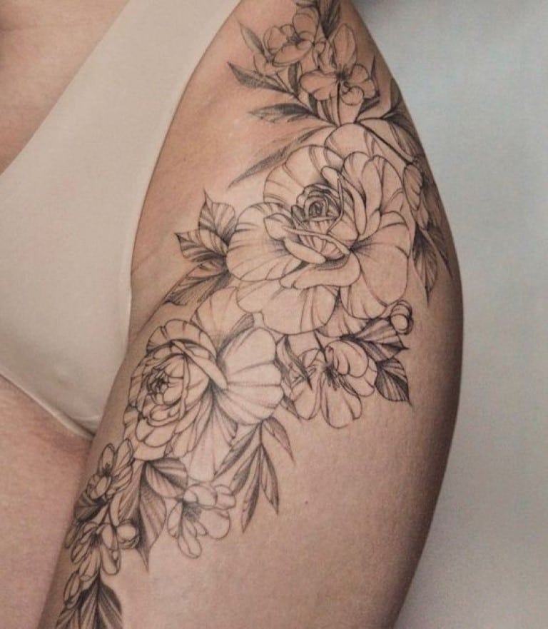 Tatouage sur la hanche représentant des roses
