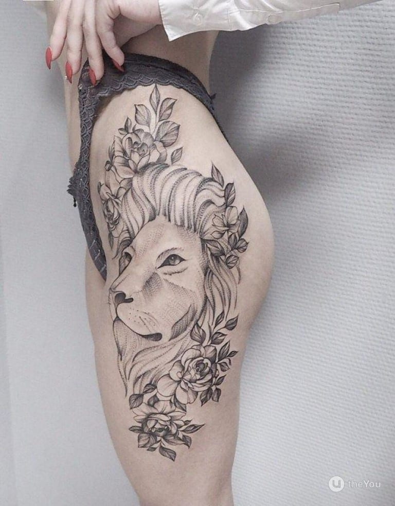 Grand tatouage de lion sur la hanche