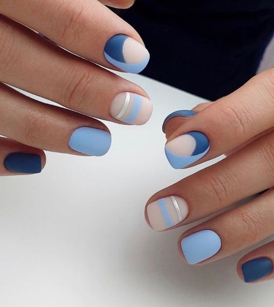 ongles bleu pastel avec des motifs géométriques