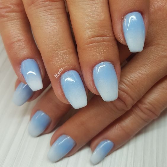 ongles bleu pastel avec effet ombré