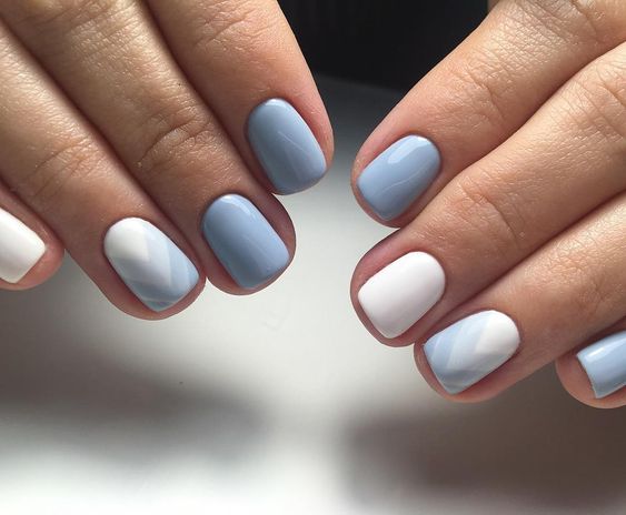 ongles dépareillés en bleu pastel et blanc
