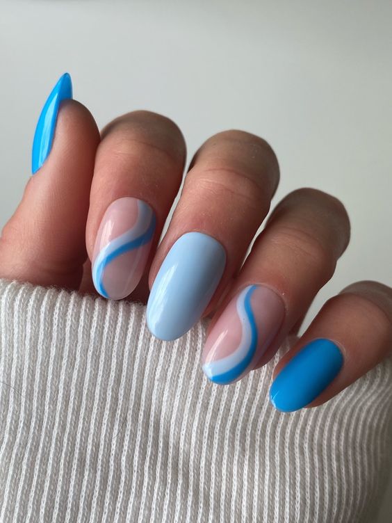 ongles « swirl » en bleu pastel